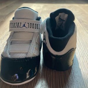 Toddler Jordan 11 retro size 2C .In very good condition,like new .
